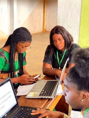 Deux participantes travaillant sur un ordinateur portable pendant le hackathon