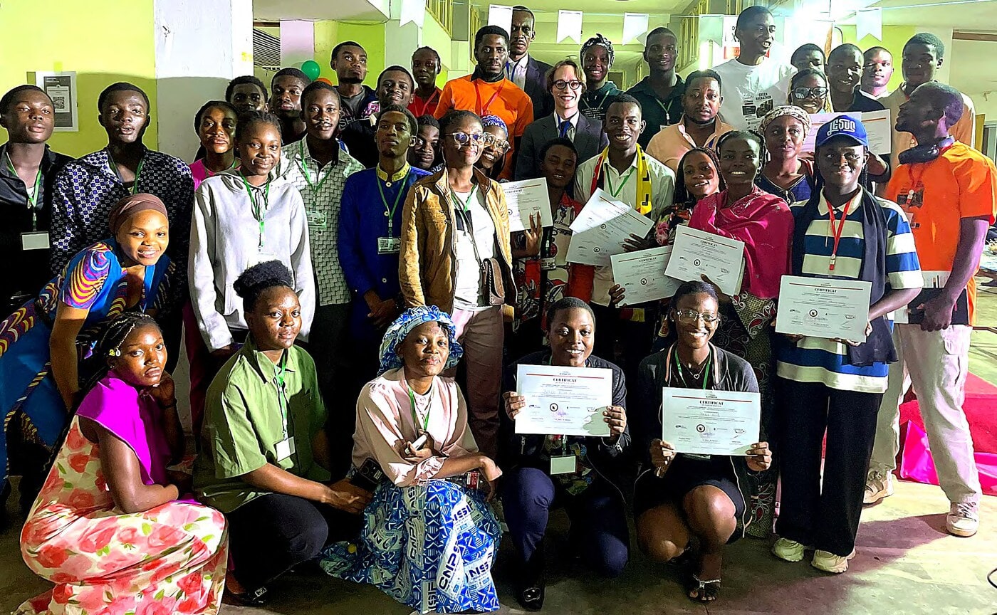 Lauréats, participants, jury et organisation du Green Hackathon Yaoundé 2026, certificats en main, réunis au LTIC de Yaoundé